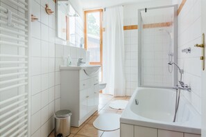 Badkar/dusch, hårtork, handdukar och tvål
