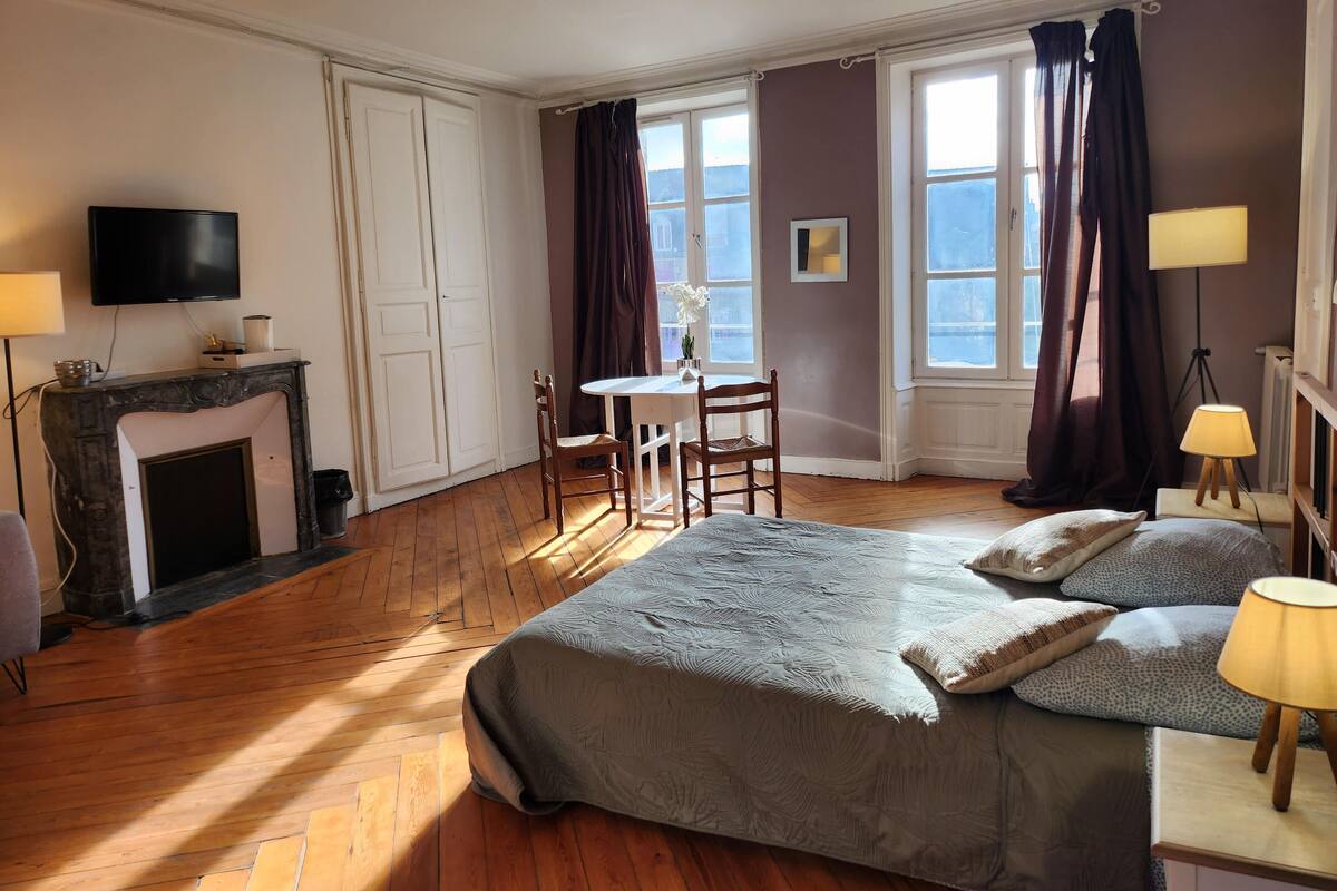 CHAMBRE LILAS | 熨斗/熨板、免费 WiFi、床单