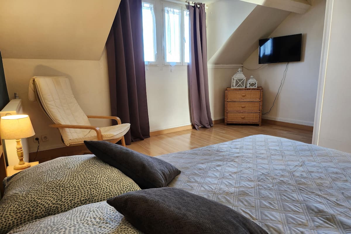 Room | Iron/ironing board, free WiFi, bed sheets