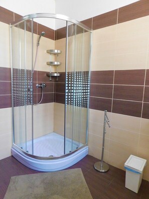 Apartment, 1 Bedroom (Caffe Au Lait) | Bathroom | Hair dryer, towels, soap, shampoo