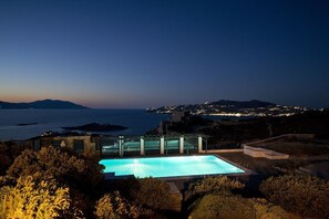 Sæsonbestemt udendørs pool, parasoller, liggestole