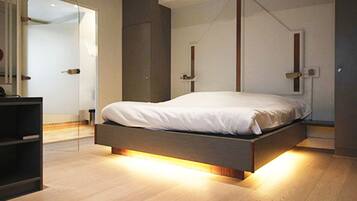 Junior Suite | 1 bedroom, in-room safe, desk, soundproofing