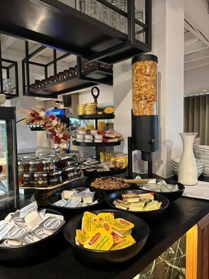 Free daily buffet breakfast - Hostellerie Klokhof (Kortrijk)
