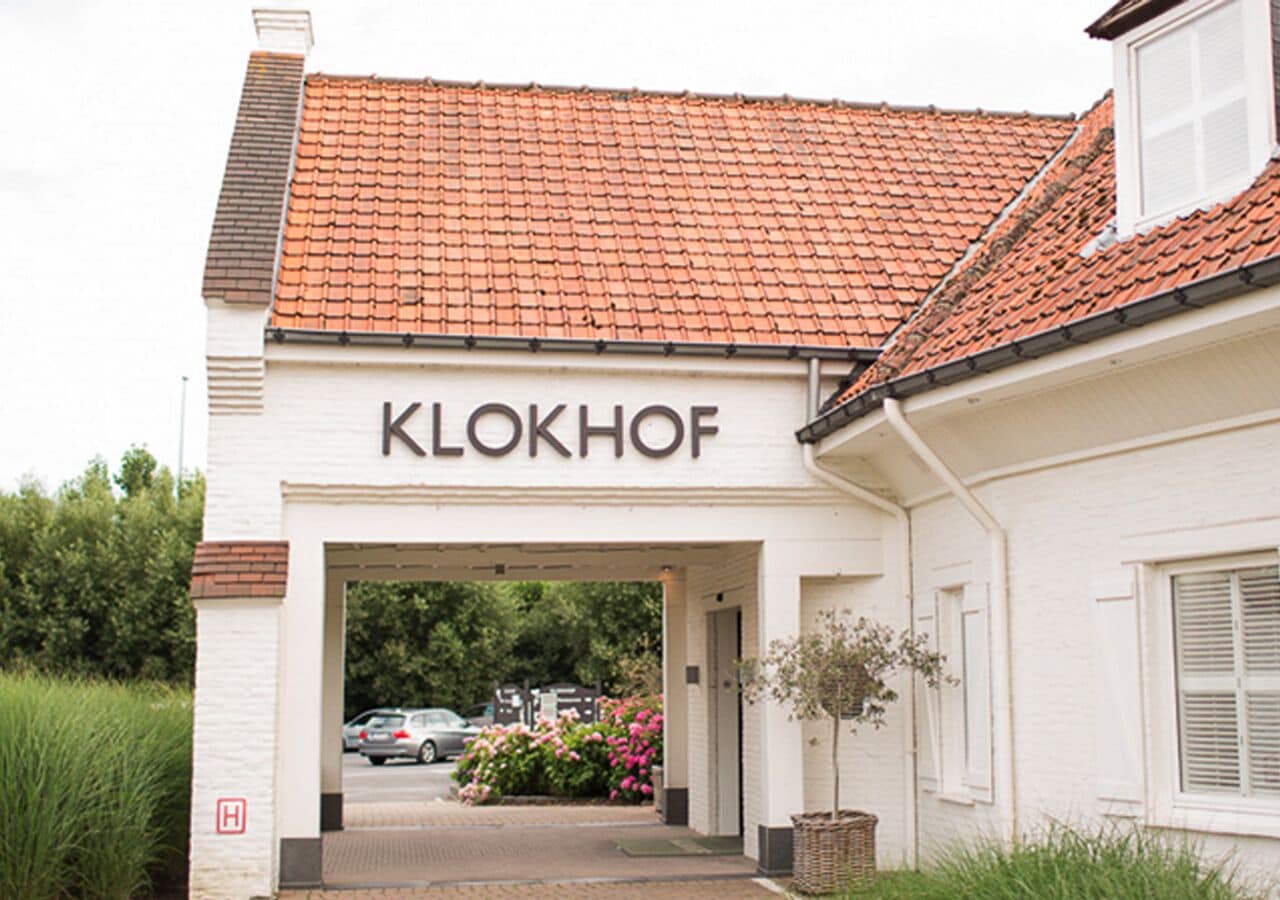 L’entrée d’un immeuble, avec l’inscription « KLOKHOF » au-dessus.