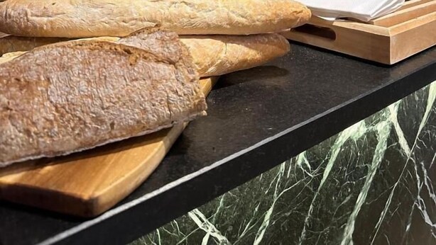 A bakery display with various breads and pastries. - Hostellerie Klokhof (Kortrijk)