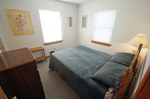 5 bedrooms, free WiFi, bed sheets - OS606- Charming cottage, 5 bedrooms, 3 baths and very close to the beach! (Corolla)