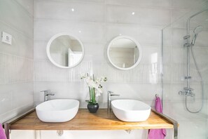 Shower, hair dryer, towels, toilet paper
