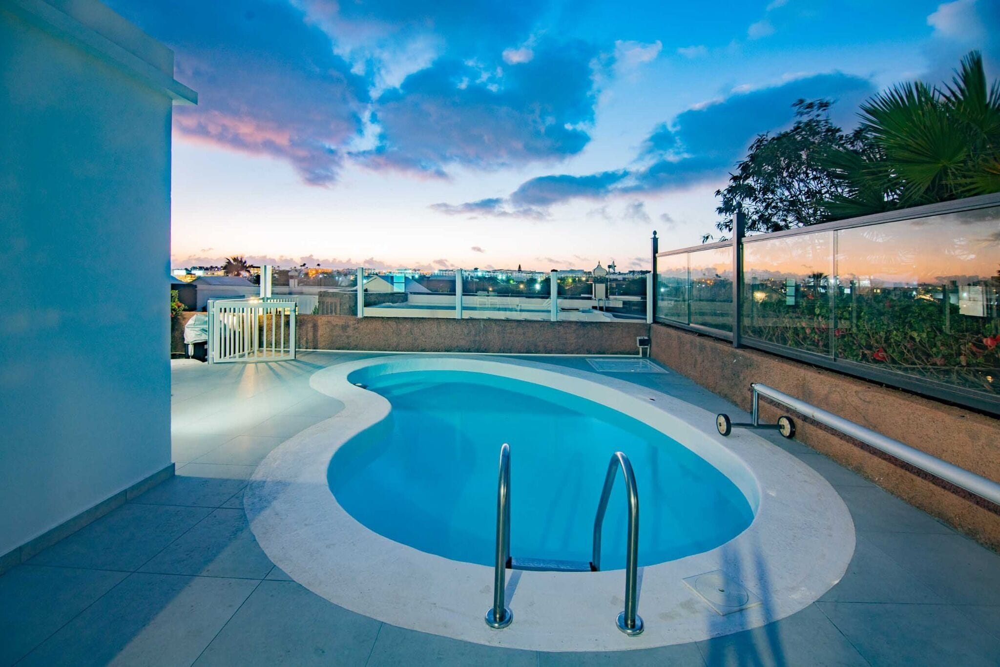 Utendørsbasseng og et oppvarmet basseng