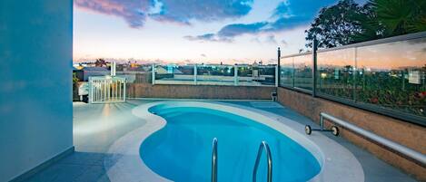 Utendørsbasseng og et oppvarmet basseng