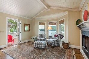 TV de tela plana, lareira, DVD player, aparelho de som