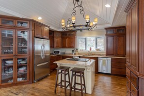 Geladeira, micro-ondas, cafeteira/chaleira, torradeira