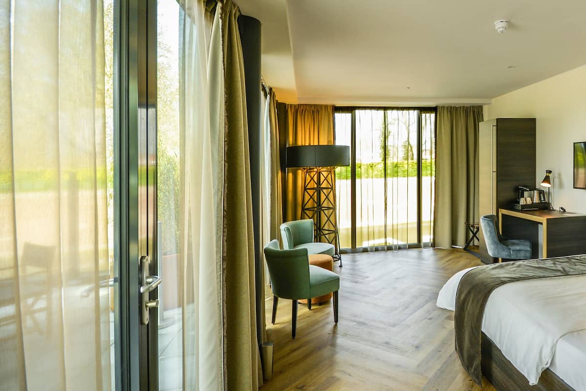 Grand-dobbeltværelse | 1 soveværelse, minibar, skrivebord, mørklægningsgardiner