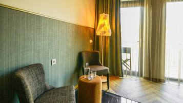 Grand Double Room | Minibar, desk, blackout drapes, iron/ironing board