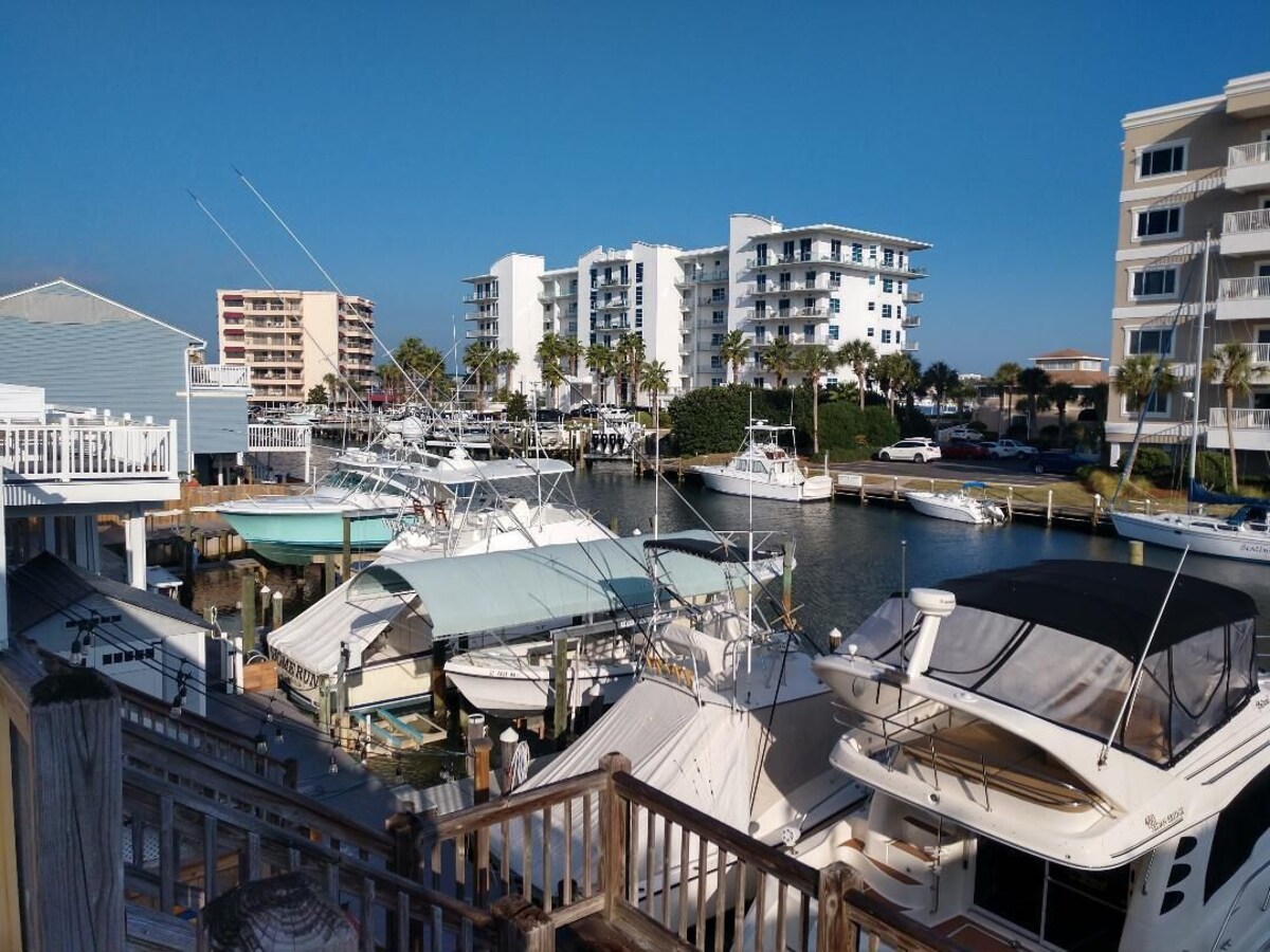 Spacious Waterfront Townhome - Boat Slips - Walk to Beach - Pets Welcome