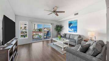 Een smart-tv, een dvd-speler en boeken