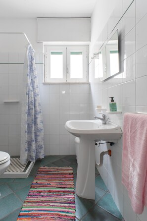 Shower, bidet, towels - ° The little house to love ° (Torre Suda)
