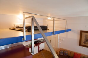 1 quarto, escrivaninha, ferros/tábuas de passar roupa, berço de viagem