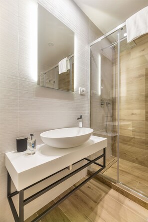 Dusj, regndusjhode, toalettartikler (inkludert) og hårføner