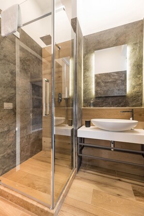 Chambre Double Deluxe, 1 grand lit | Douche de la salle de bain