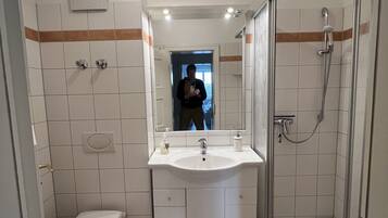 Haartrockner, Handtücher, Seife, Shampoo