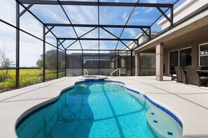 Una piscina al aire libre, una piscina climatizada