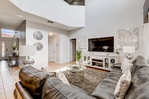 Flat-screen TV - ⛱ Solterra Resort - 5★Clubhouse - Extended Pool & Spa - Stunning Lakeview Home ☀ (Davenport)