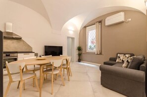 Appartement, 1 chambre | Coin séjour | TV connectée de 55 pouces avec chaînes numériques, télévision