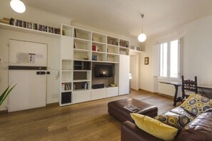 Appartamento, 2 camere da letto | Area soggiorno | TV a schermo piatto