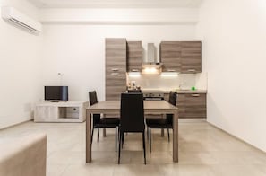 Departamento, 1 habitación (S.Felice Street) | Cocina privada | Refrigerador con congelador, horno y parrilla de estufa 