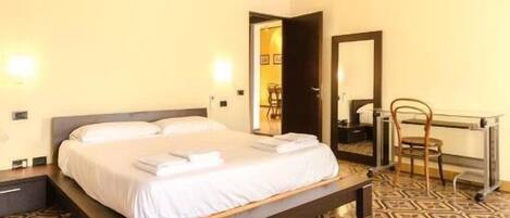 Apartamento, 1 quarto | 1 quarto, escrivaninha, ferros/tábuas de passar roupa, Wi-Fi de cortesia