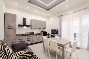 Appartamento, 2 camere da letto | Area soggiorno | TV a schermo piatto 42 pollici con canali digitali, TV