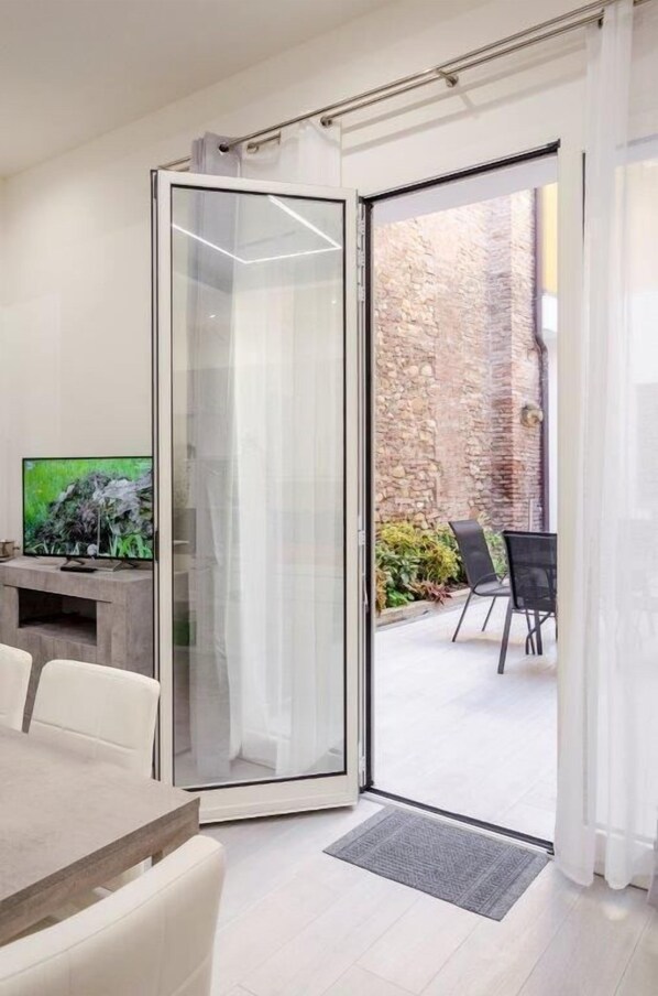 Appartamento, 2 camere da letto | Area soggiorno | TV a schermo piatto 42 pollici con canali digitali, TV