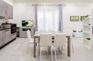 Appartement, 2 chambres | Aire de séjour | Téléviseur à écran plat de 42 po avec télévision numérique, téléviseur