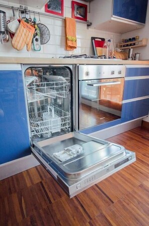 Apartment, 3 Bedrooms | Private kitchen | Full-size fridge, oven, stovetop, dishwasher