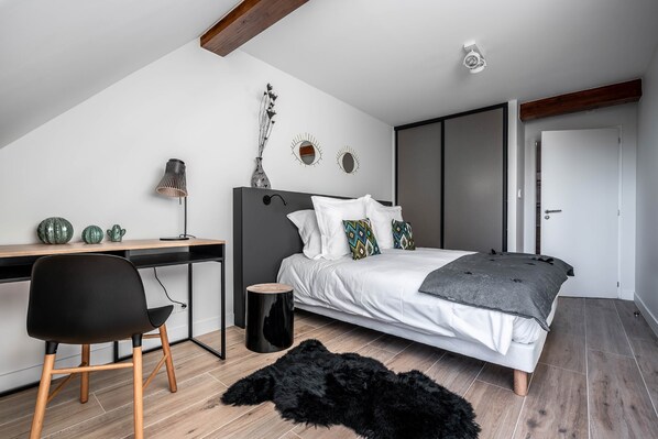 Comfort-Apartment | Hochwertige Bettwaren, Schreibtisch, schallisolierte Zimmer