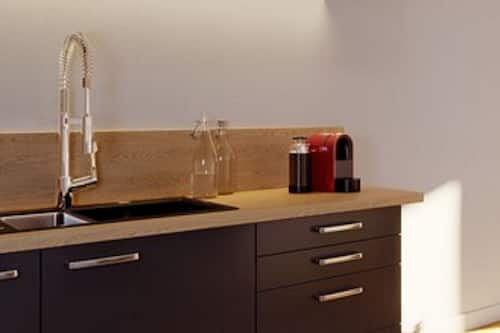 Frigorífico grande, microondas y placa de cocina
