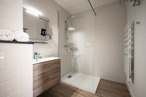 Shower, towels, soap, shampoo - La Grange des Pères (Annecy)