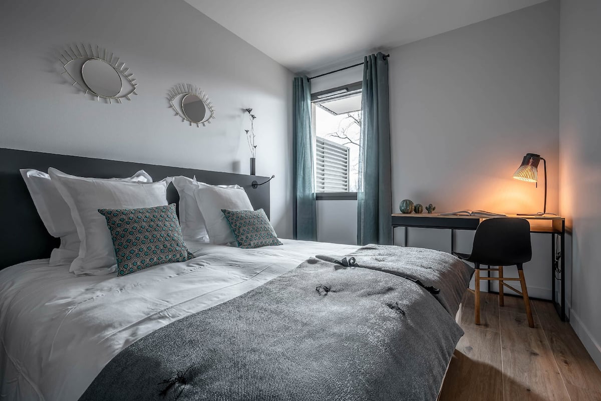 Klassiek appartement, balkon | 1 slaapkamer, luxe beddengoed, een bureau, geluiddichte muren