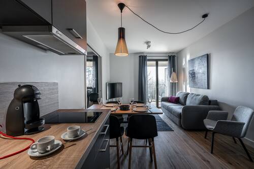 Apartamento superior, terraza | Cocina privada | Frigorífico grande, microondas y placa de cocina