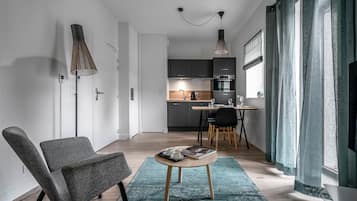 Studio, terassi | Yksityinen keittonurkkaus | Täysikokoinen jääkaappi, mikroaaltouuni, liesi, espressokone