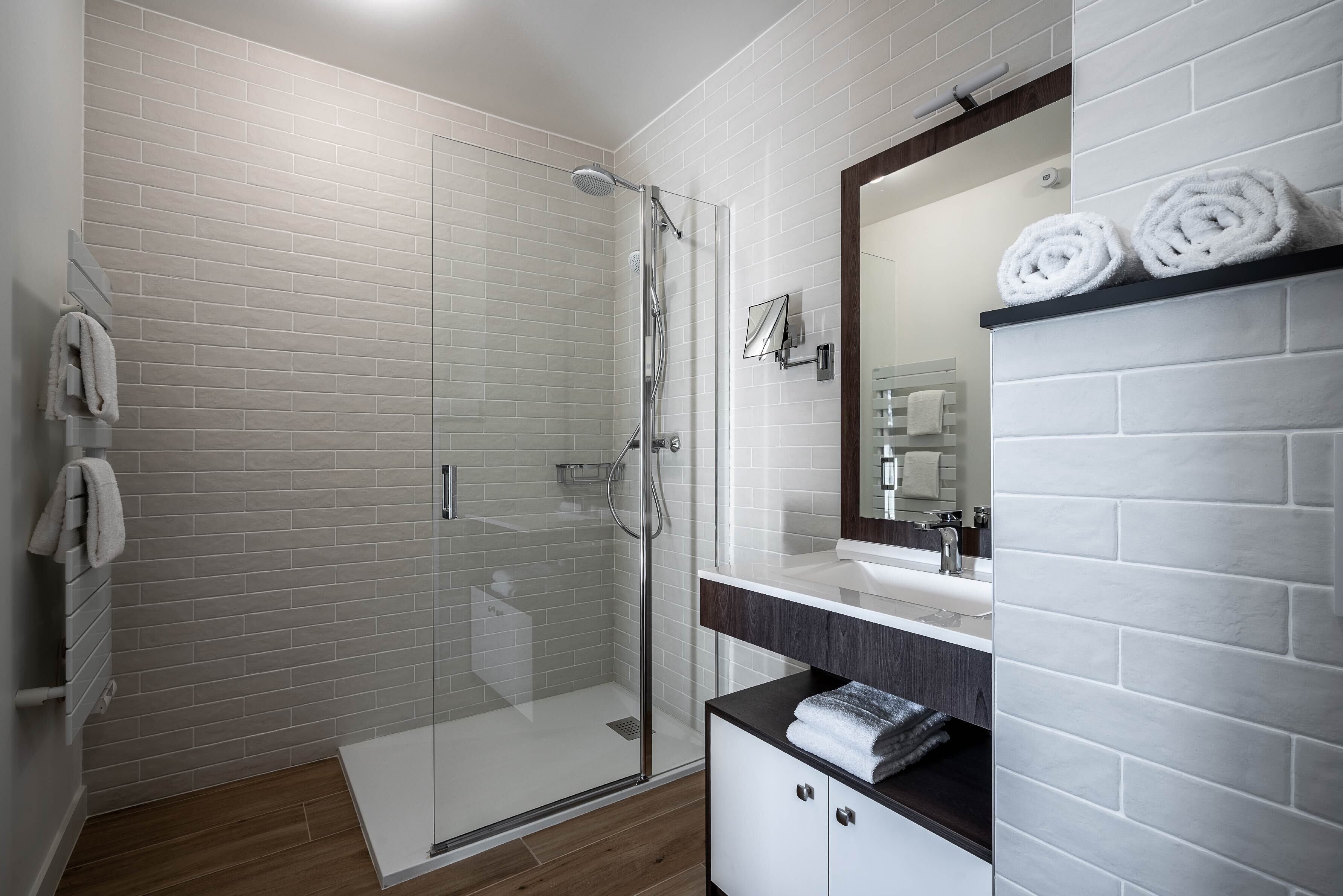 Een douche, handdoeken, zeep, shampoo