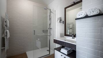 Een douche, handdoeken, zeep, shampoo