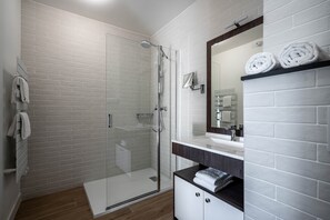 Pancuran mandi, tuala disediakan, sabun, syampu 