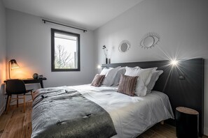 Premium bedding, desk, soundproofing, iron/ironing board - La Grange des Pères (Annecy)
