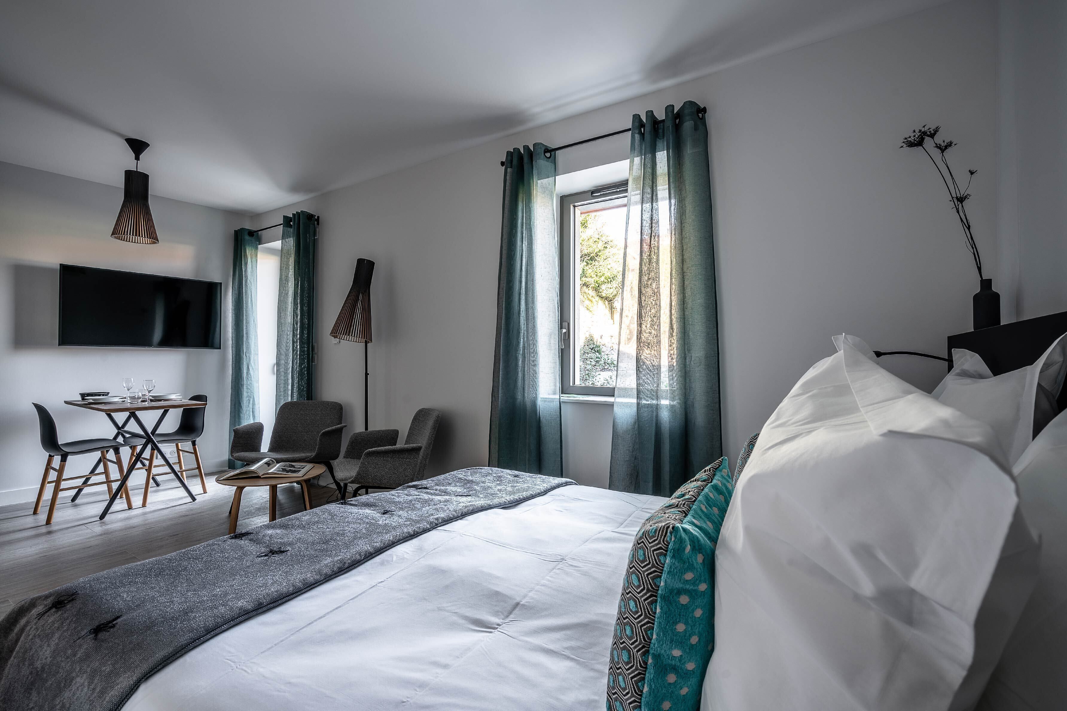 Luxe beddengoed, een bureau, geluiddichte muren