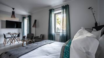 1 slaapkamer, luxe beddengoed, een bureau, geluiddichte muren