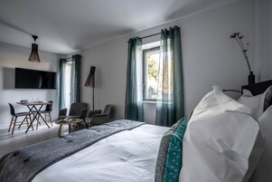 Ylelliset vuodevaatteet, työpöytä, äänieristys, silitysrauta/-lauta