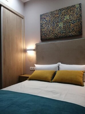 高級寝具、ノートパソコン用作業スペース、遮光カーテン、アイロン / アイロン台