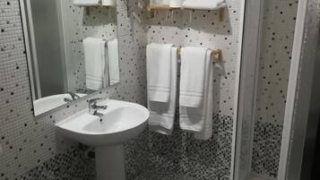 Dusche, Hydromassagedusche, kostenlose Toilettenartikel, Haartrockner