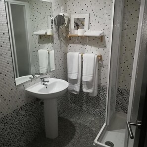 Regadera, regadera con hidromasaje, amenidades de baño gratuitas
